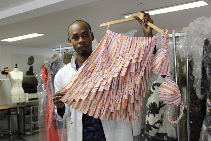 Ibrahima created this skirt-top ensemble from shirts donated by the Aéroports de Paris (ADP) group | Photo: T. Fillon
