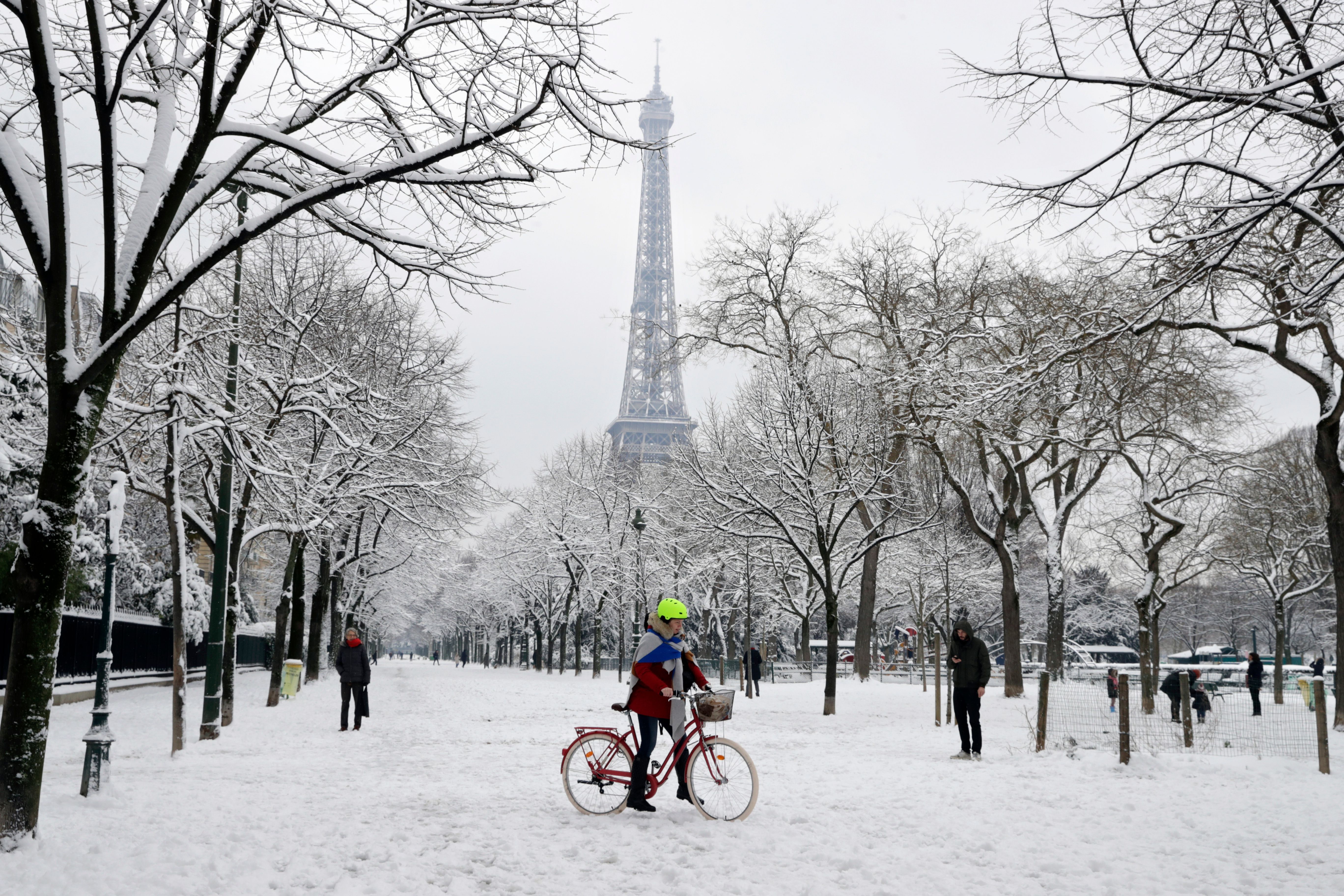 TOPSHOT-FRANCE-WEATHER-SNOW